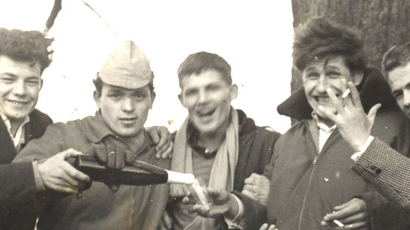 Pogled v Galerijo skozi Muzej: Urbani sprehod skozi Kamnik / na gradu Zaprice