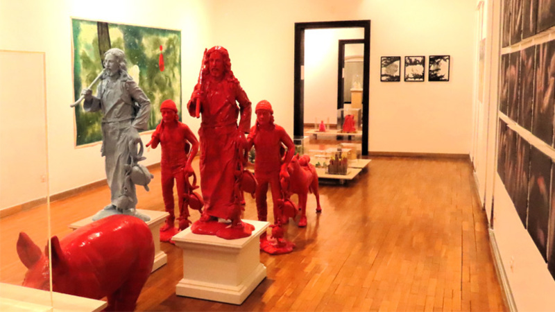 Pogled v Galerijo skozi Muzej: Razstava Dobre novice / v galeriji Miha Maleš