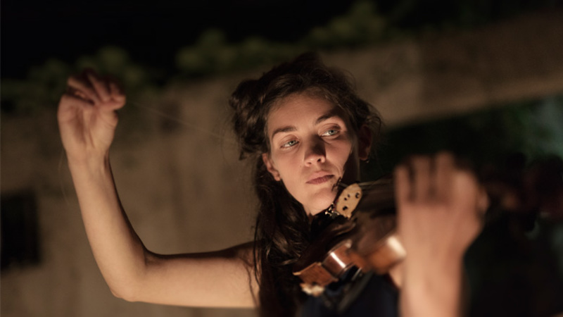 Pogled v Galerijo skozi Muzej: Ana Kravanja / v galeriji Dika